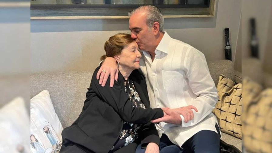 Residente luis abinader besando a su madre, sula corona, en el día de las madres