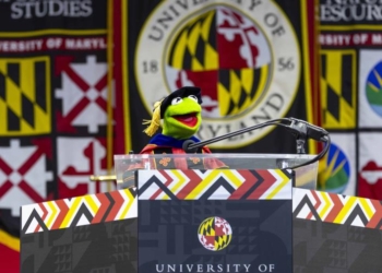 La rana rené dando discurso de graduación en la universidad de maryland