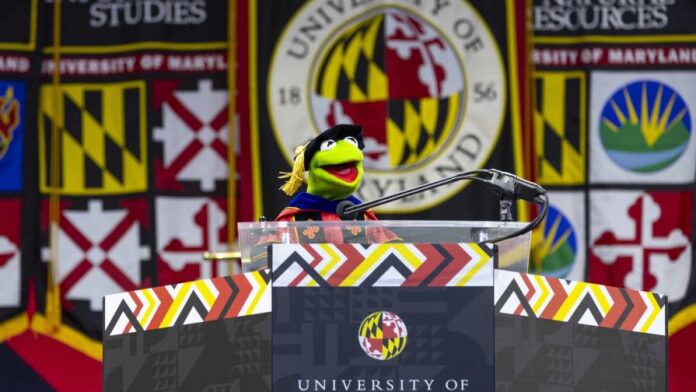 La Rana René dando discurso de graduación en la Universidad de Maryland
