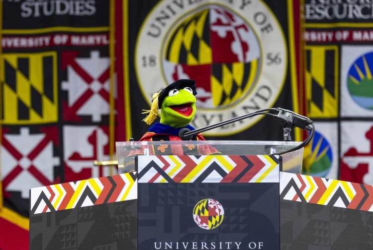 La Rana René dando discurso de graduación en la Universidad de Maryland