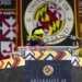 La Rana René dando discurso de graduación en la Universidad de Maryland