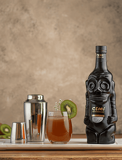 Cemí Ron Dominicano: Un nuevo ron que fusiona sabor y patrimonio cultural taíno 1 Botella escultórica de Cemí Ron Dominicano con forma de cemí taíno