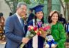 El expresidente Leonel Fernández (izq.) junto a su hija Yolanda América María Fernández Cedeño (centro) y la exprimera dama Margarita Cedeño (derecha) en la ceremonia de graduación, el sábado 17 de mayo de 2025.