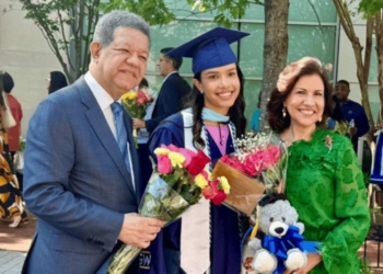 El expresidente leonel fernández (izq. ) junto a su hija yolanda américa maría fernández cedeño (centro) y la exprimera dama margarita cedeño (derecha) en la ceremonia de graduación, el sábado 17 de mayo de 2025.