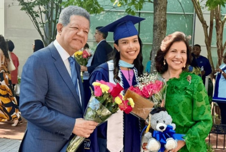 El expresidente Leonel Fernández (izq.) junto a su hija Yolanda América María Fernández Cedeño (centro) y la exprimera dama Margarita Cedeño (derecha) en la ceremonia de graduación, el sábado 17 de mayo de 2025.