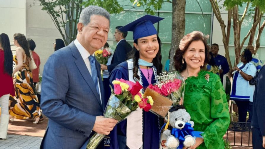 El expresidente Leonel Fernández (izq.) junto a su hija Yolanda América María Fernández Cedeño (centro) y la exprimera dama Margarita Cedeño (derecha) en la ceremonia de graduación, el sábado 17 de mayo de 2025.