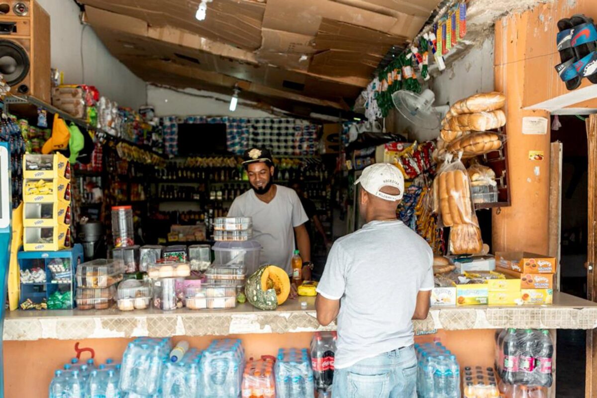 El Colmado Dominicano: Mucho más que una tienda, el corazón de la comunidad 1 Colmado dominicano, centro de vida en el barrio