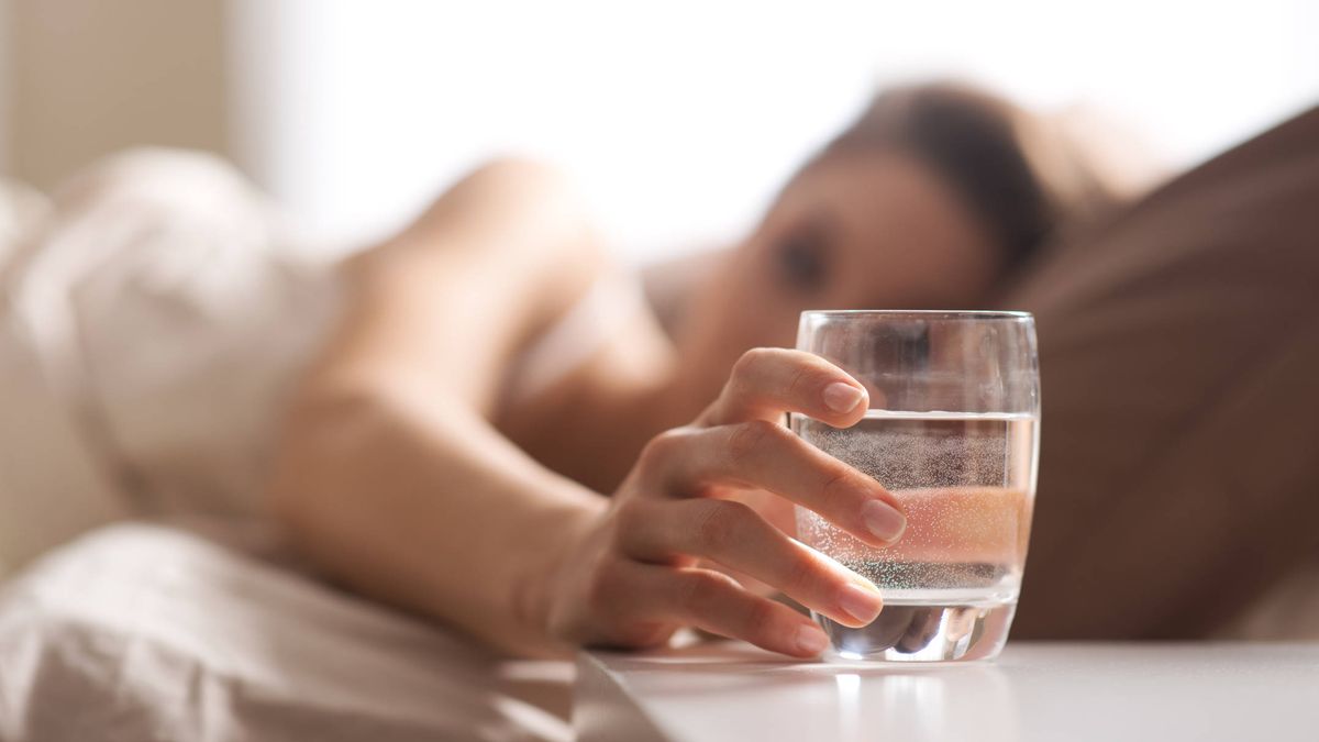 La milenaria costumbre japonesa de hidratarse al levantarse impacta directamente en tu energía, digestión, claridad mental y hasta en la salud de tu piel.