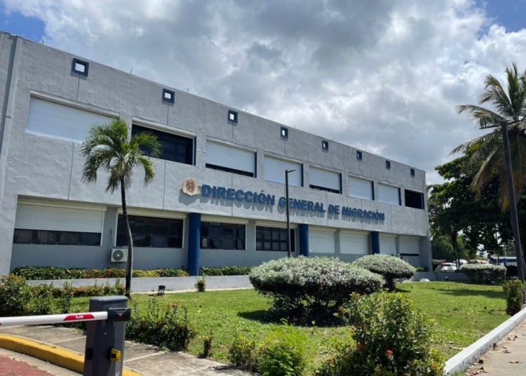 Migración elimina pagos en efectivo para servicios a partir del 1 de junio