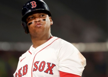 Rafael Devers conectando cuadrangular para los Boston Red Sox en victoria contra Orioles