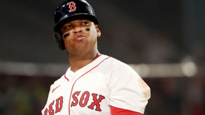 Rafael Devers conectando cuadrangular para los Boston Red Sox en victoria contra Orioles
