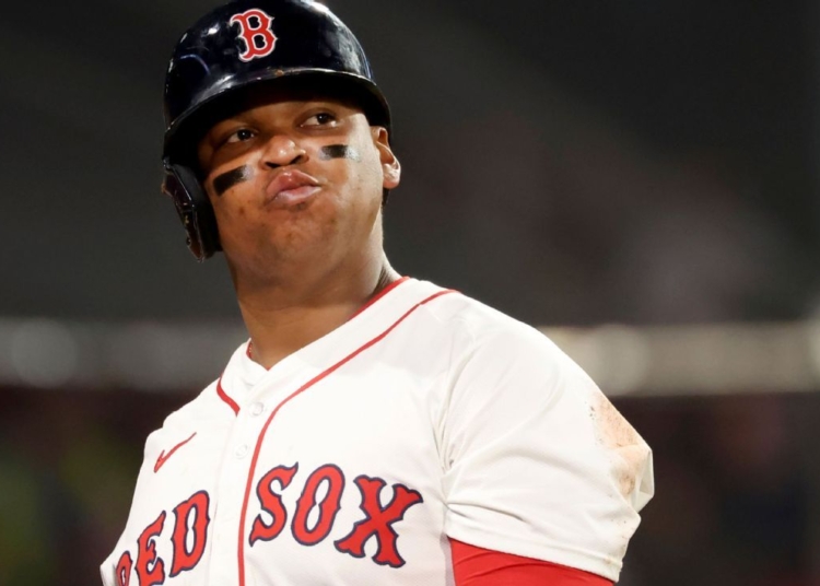 Rafael Devers conectando cuadrangular para los Boston Red Sox en victoria contra Orioles
