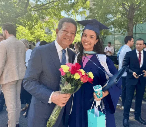 Expandir imagen[object HTMLTextAreaElement] El expresidente Leonel Fernández junto a su hija Yolanda América María Fernández Cedeño, quien sostiene flores durante su ceremonia de graduación de maestría, el sábado 17 de mayo de 2025.