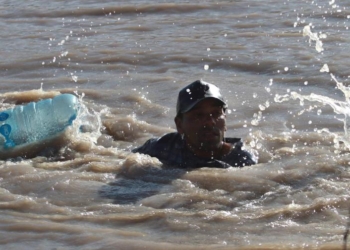 Migrantes se arriesgan en el mar de california ante cerco de donald trump en tierra