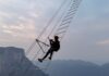Vista de la 'Escalera al Cielo' en el monte Qixing, China, una vía ferrata extrema suspendida entre acantilados a gran altura