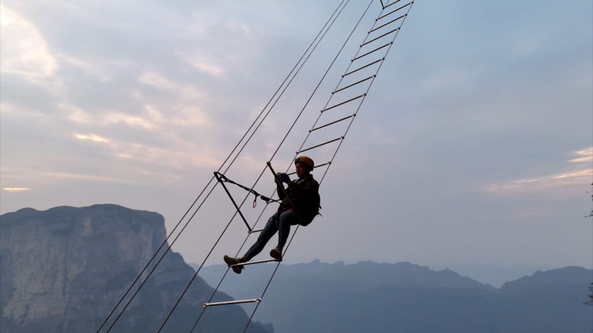 Vista de la 'Escalera al Cielo' en el monte Qixing, China, una vía ferrata extrema suspendida entre acantilados a gran altura