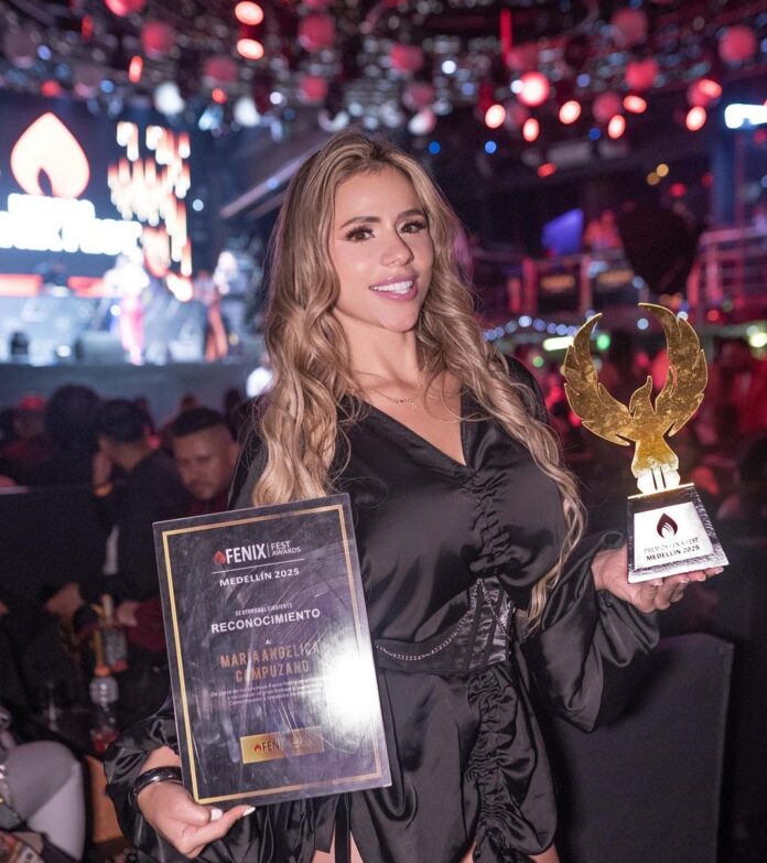 Angie Campuzano recibiendo galardones en Premios Fénix Fest