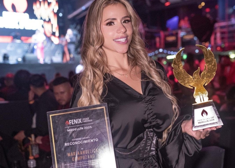 Angie Campuzano recibiendo galardones en Premios Fénix Fest