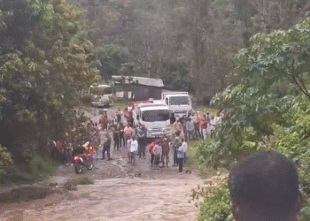 Camioneta con cuatro personas desaparece tras ser arrastrada por río en constanza