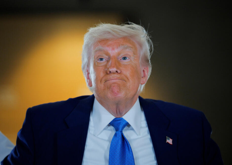 Donald Trump anunciando propuesta de aranceles a la UE