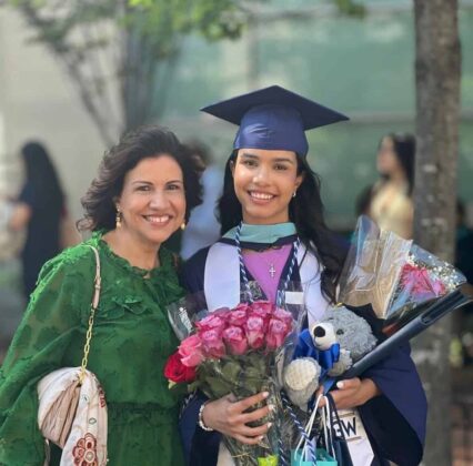La exvicepresidenta de la República, Margarita Cedeño, abraza a su hija Yolanda América María Fernández Cedeño en la graduación de su primera maestría en Psicología de la Educación.