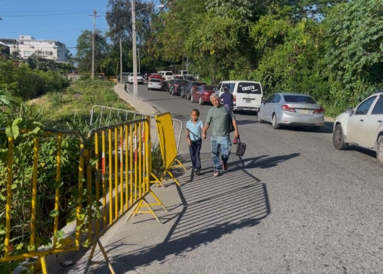 Residentes de arroyo hondo ii denuncian peligro por aceras intransitables