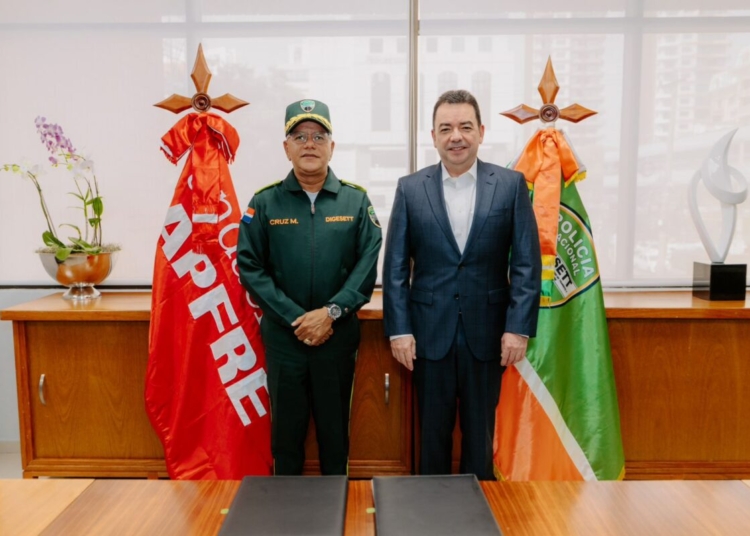 Representantes de digesett y fundación mapfre estrechando manos tras la firma de un acuerdo de colaboración para la educación vial en república dominicana.