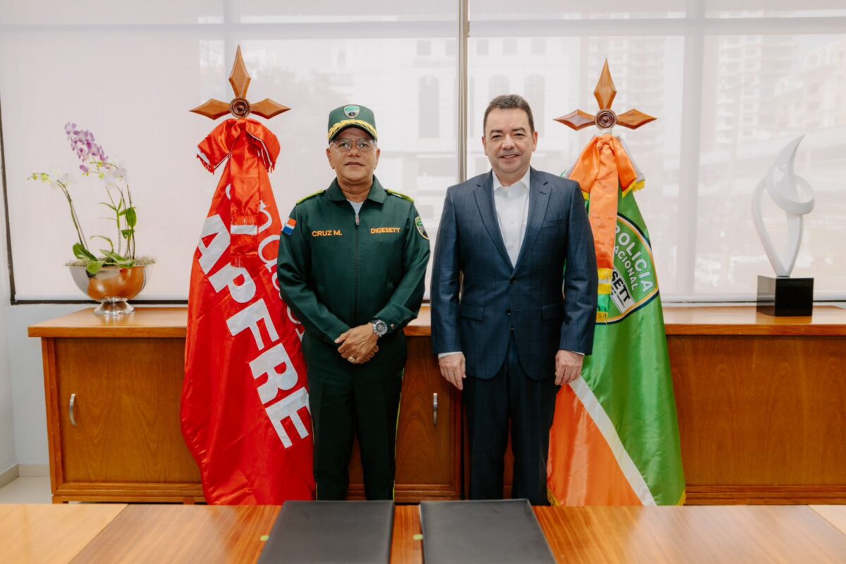 Representantes de digesett y fundación mapfre estrechando manos tras la firma de un acuerdo de colaboración para la educación vial en república dominicana.