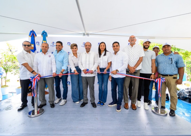 Corte de cinta en la cancha remozada del ensanche la paz por el programa "juega rd banreservas".