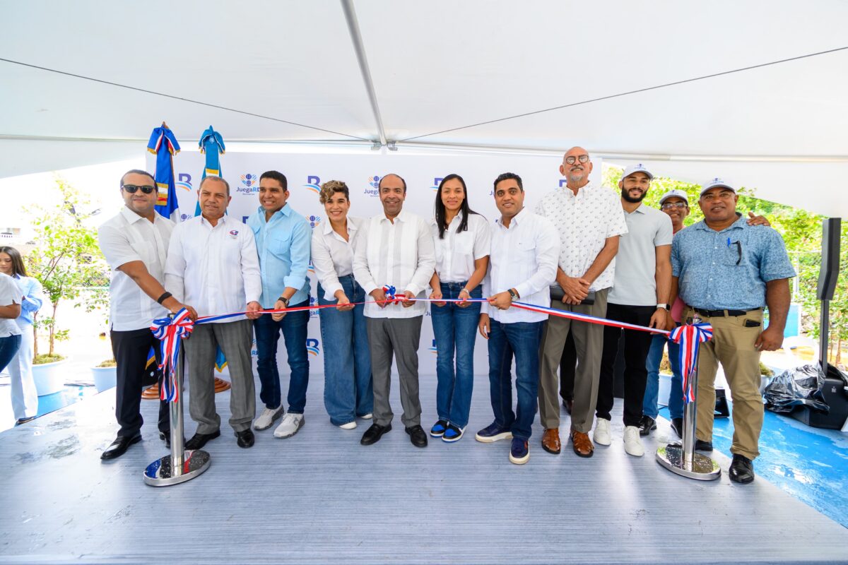 Corte de cinta en la cancha remozada del ensanche la paz por el programa "juega rd banreservas".