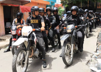 Agentes de la policía nacional durante operativo antidrogas en el sector la 42 de capotillo, distrito nacional