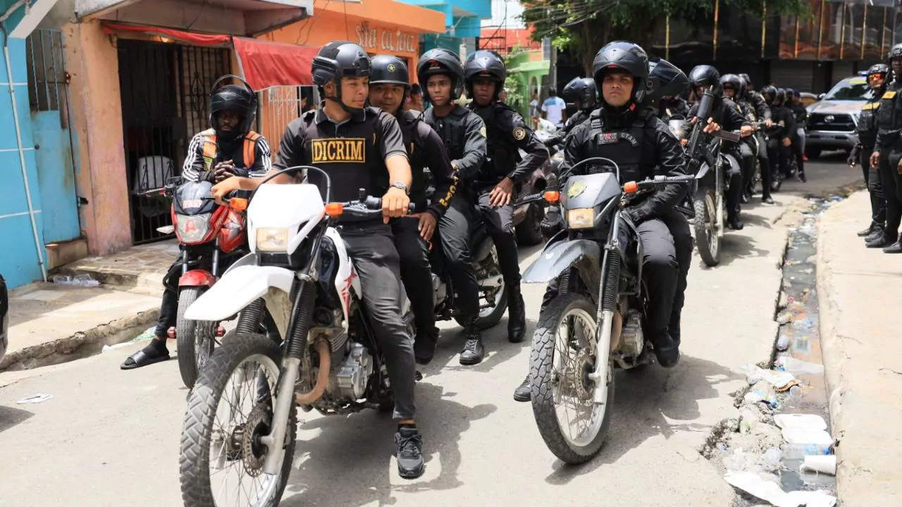 Agentes de la Policía Nacional durante operativo antidrogas en el sector La 42 de Capotillo, Distrito Nacional
