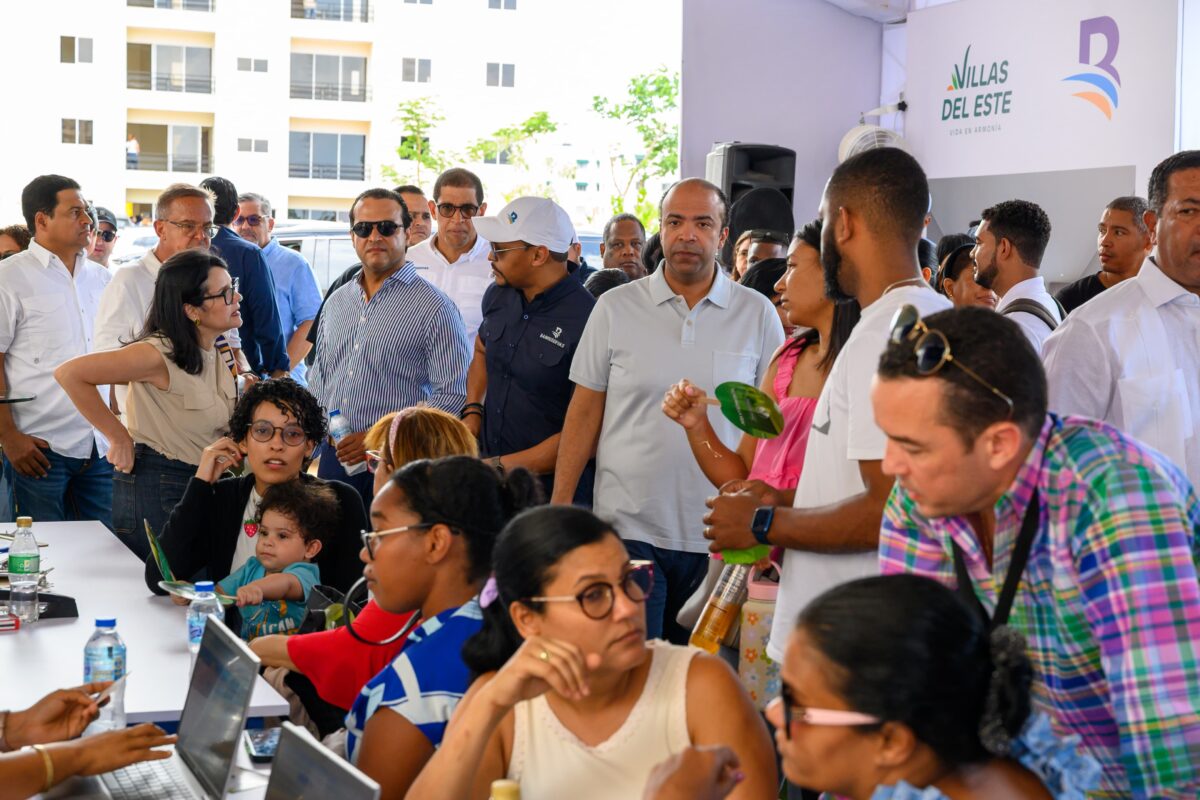 Feria de viviendas de Banreservas en Santo Domingo Este cierra con solicitudes de RD$1,400 millones 2 Personas visitando la feria de viviendas de Banreservas en el proyecto Villas del Este en Santo Domingo Este, con edificios de apartamentos al fondo.