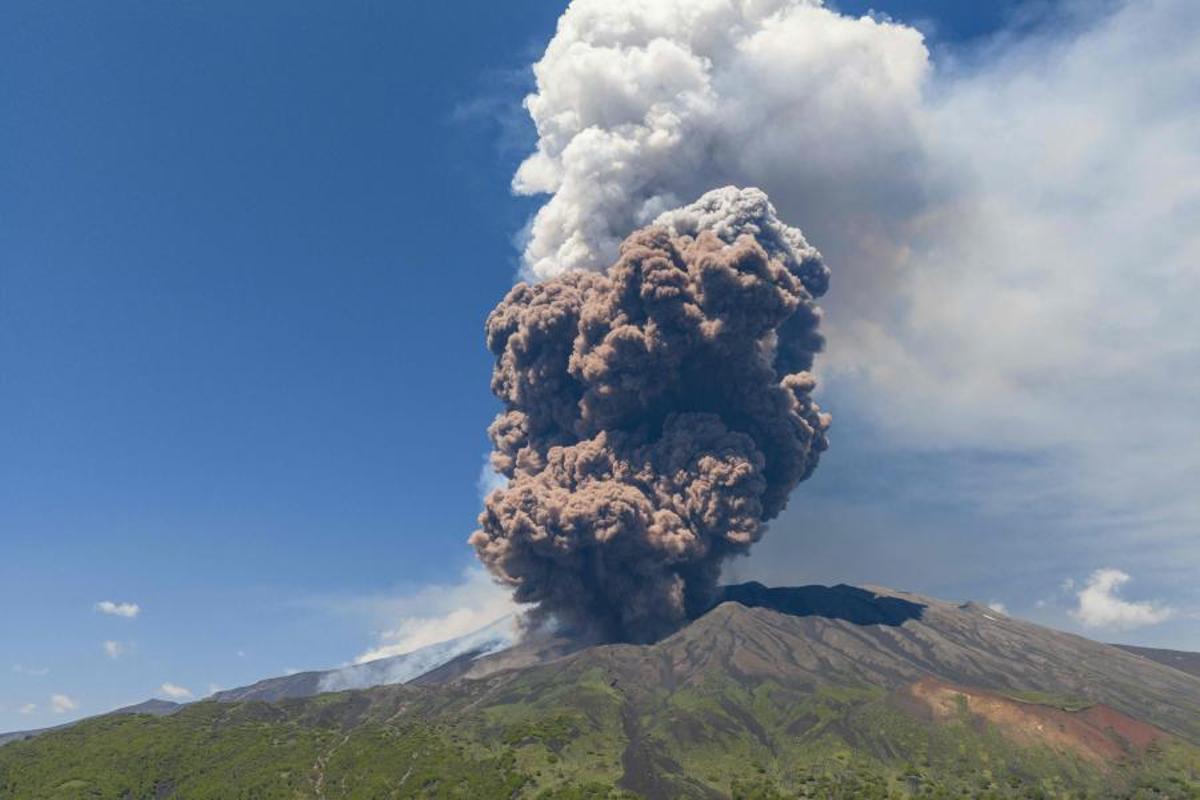 El monte etna entra en erupción: imponente columna de humo y cenizas sobre sicilia