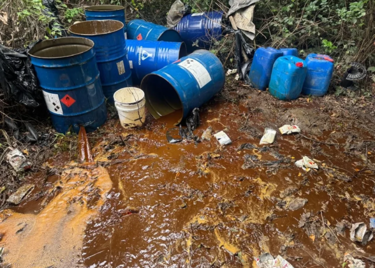 Desmantelan dos laboratorios clandestinos de alcohol adulterado en monte plata