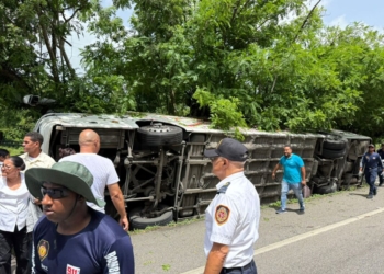 Guagua de transporte espinal se vuelca en el km 40; más de 50 personas afectadas