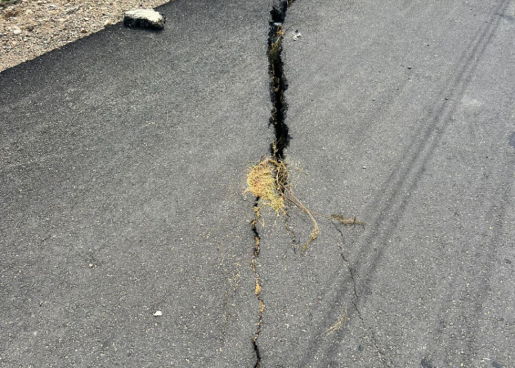 Grieta en la autopista entre Imbert y Maimón, carretera Navarrete-Puerto Plata, con riesgo de colapso