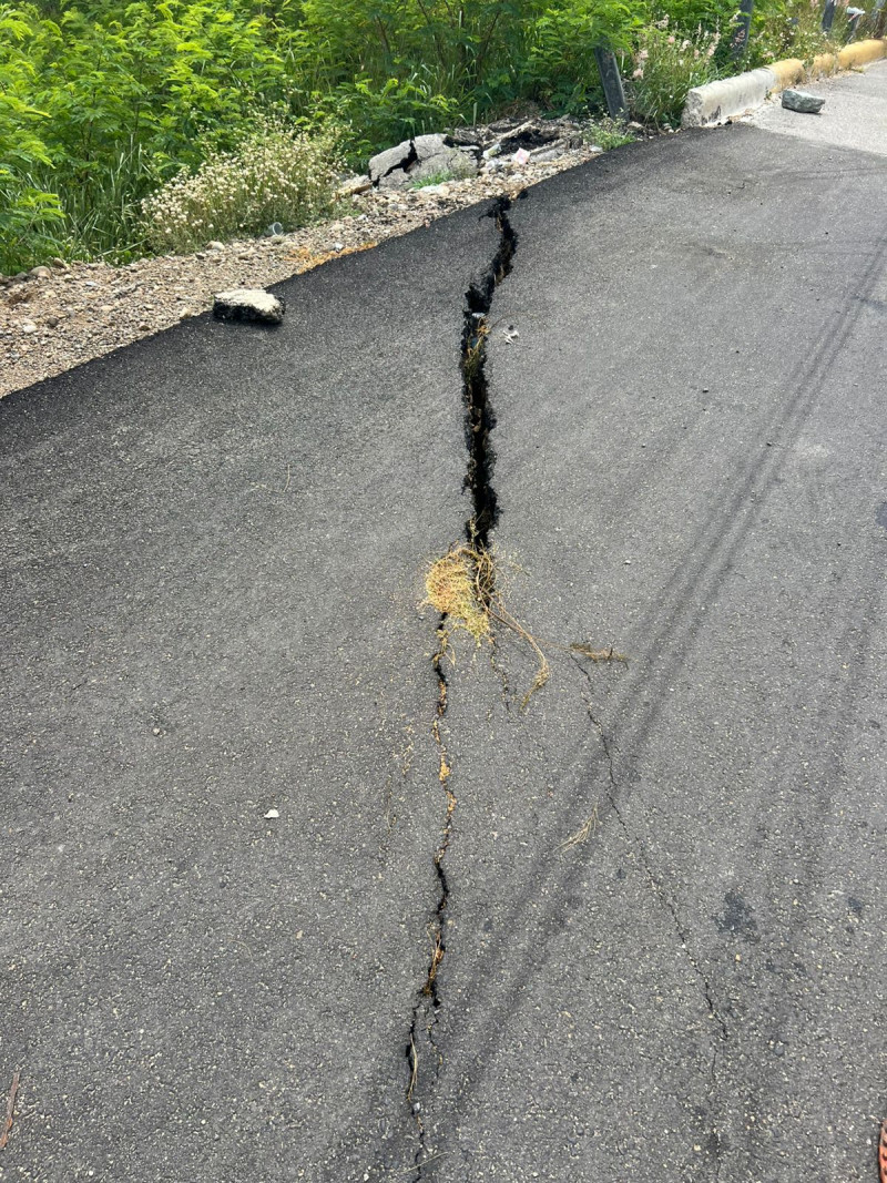 Grieta en la autopista entre Imbert y Maimón, carretera Navarrete-Puerto Plata, con riesgo de colapso
