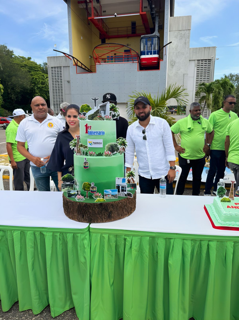 Vendedores del Teleférico de Puerto Plata "Celebran" con bizcocho el primer aniversario de su cierre 1 Gremialistas realizaron una “celebración irónica” mediante la que buscan respuestas sobre la reapertura de las instalaciones.Externa