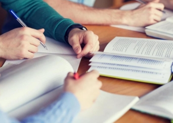 Jóvenes dominicanos utilizando computadoras en un entorno educativo, simbolizando las becas en tecnologías emergentes.