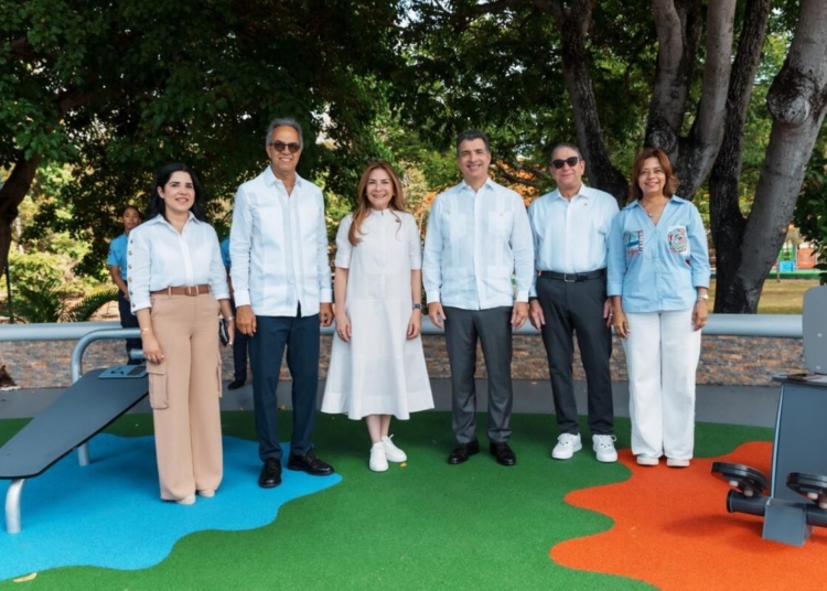 Banco popular y alcaldía del distrito nacional inauguran gimnasio al aire libre en el parque mirador sur