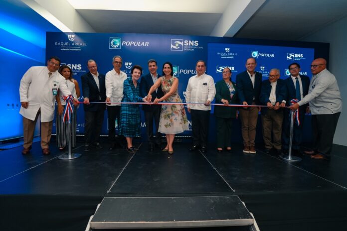 Inauguración de la Maternidad Doña Renée Klang de Guzmán en Santiago, con la presencia de la Primera Dama Raquel Arbaje y directivos del Banco Popular y el SNS.