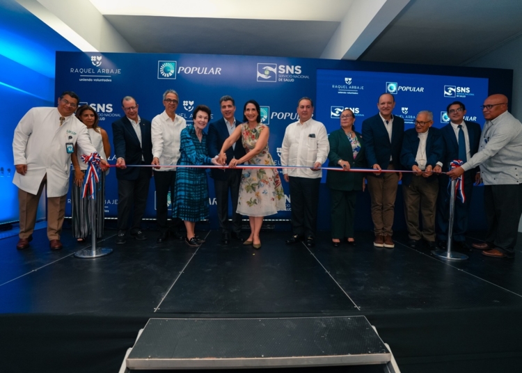 Inauguración de la Maternidad Doña Renée Klang de Guzmán en Santiago, con la presencia de la Primera Dama Raquel Arbaje y directivos del Banco Popular y el SNS.