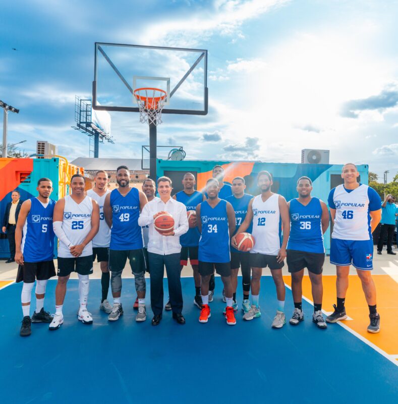 Banco Popular Dominicano inaugura centro deportivo para colaboradores, impulsando su bienestar integral 1 El presidente ejecutivo del Banco Popular, señor Christopher Paniagua, junto aempleados del equipo de baloncesto de la institución.