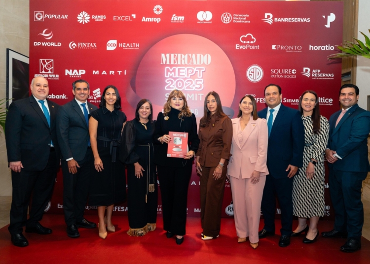De izquierda a derecha, los señores Miguel Peláez, Joel García, Teresa Medina, Soraya Sánchez, Antonia Antón de Hernández, María Povedano, María Badía, Eduardo Pimentel, Silvia Pesquera y Carlos Gabriel Días.