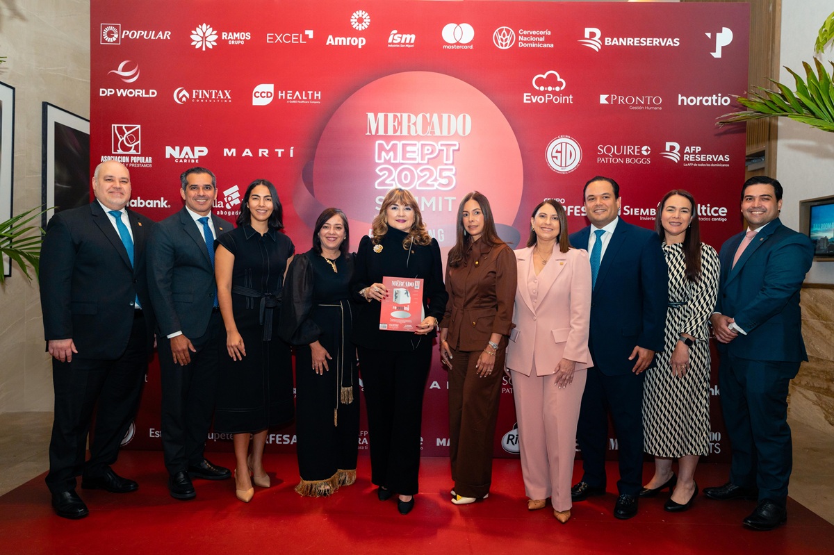 De izquierda a derecha, los señores Miguel Peláez, Joel García, Teresa Medina, Soraya Sánchez, Antonia Antón de Hernández, María Povedano, María Badía, Eduardo Pimentel, Silvia Pesquera y Carlos Gabriel Días.