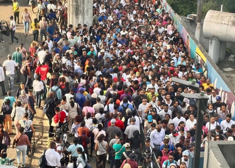 Usuarios del metro denuncian falta de mantenimiento y aglomeraciones en la estación mamá tingó