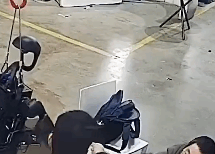 Robot pierde el control y ataca a ingenieros en china