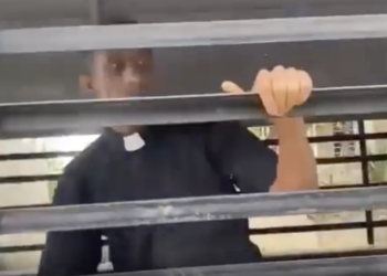 Detenido sacerdote juan luis díaz bonilla y comunitarios durante violento desalojo en sosúa, puerto plata