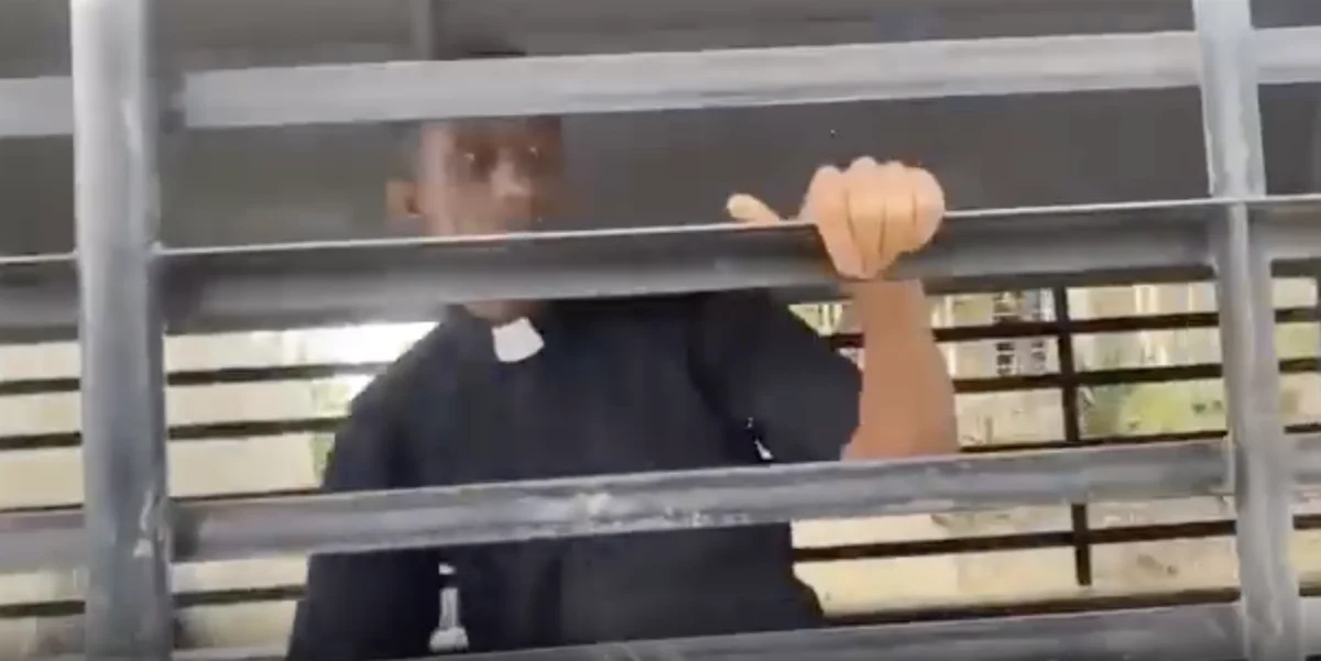 Detenido sacerdote juan luis díaz bonilla y comunitarios durante violento desalojo en sosúa, puerto plata